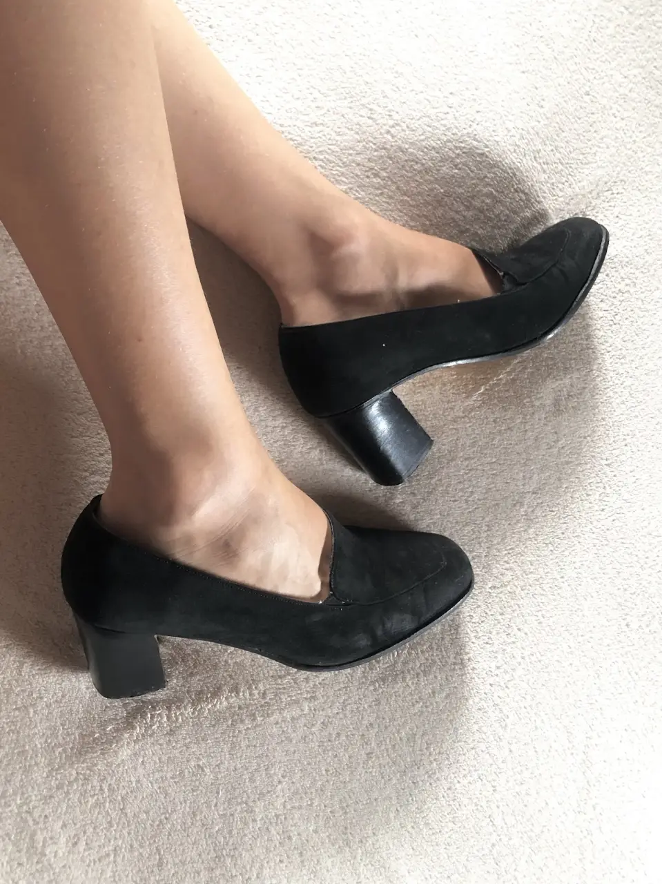 Elegantes zapatos de taco bajo, ideales para un look sofisticado. Confeccionados en gamuza negra, estos zapatos ofrecen comodidad y estilo. Perfectos para combinar con diferentes outfits. marca Hackfly