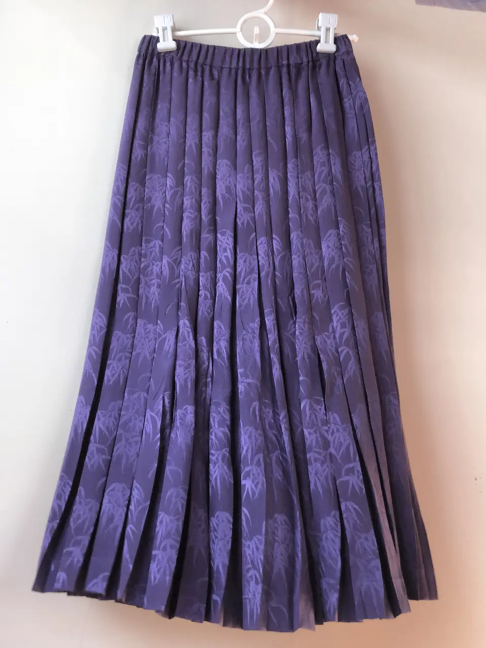 Pollera larga plisada de color violeta con estampado de bambú. Ideal para un look elegante y sofisticado.