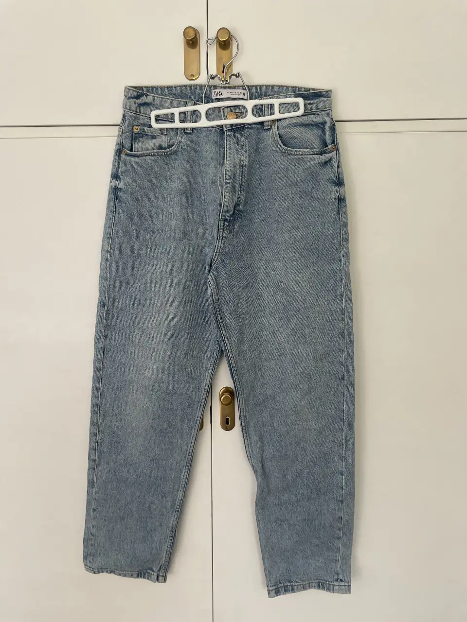 Jeans rectos de mujer, tiro alto, color azul claro, de la marca Zara. Talle 42 EUR, 10 USA, 32 MEX. Jeans de corte clásico, ideales para un look casual y versátil.
