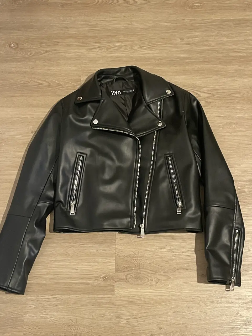 Campera biker de cuero sintético negra de la marca Zara, talle S. Ideal para un look rocker y casual.
