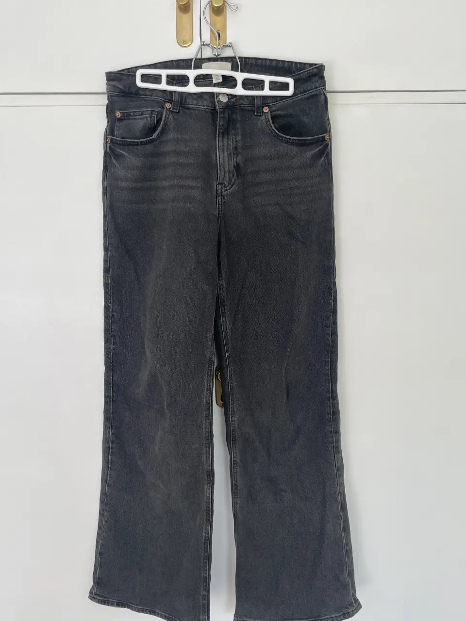 Jeans rectos de mujer, color gris oscuro, tiro medio. Talle 8 US, con etiqueta de H&M. Ideal para un look casual y versátil.