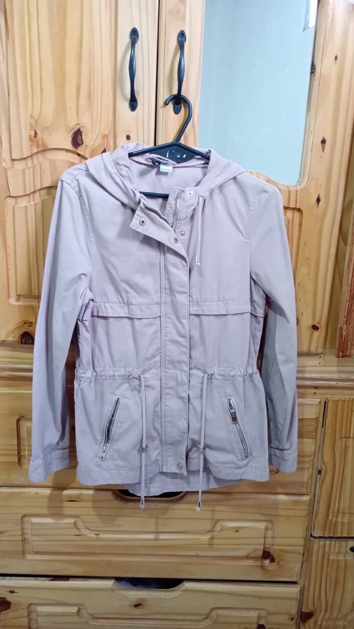 Campera parka, h&m linea divided. rosa claro. herrajes dorados. botones y cierte, con capucha, ajustable en cintura. medidas aprox. en plano: hombros 38 cm, sisa 48 cm, largo 63 cm, largo de mangas 63 cm.