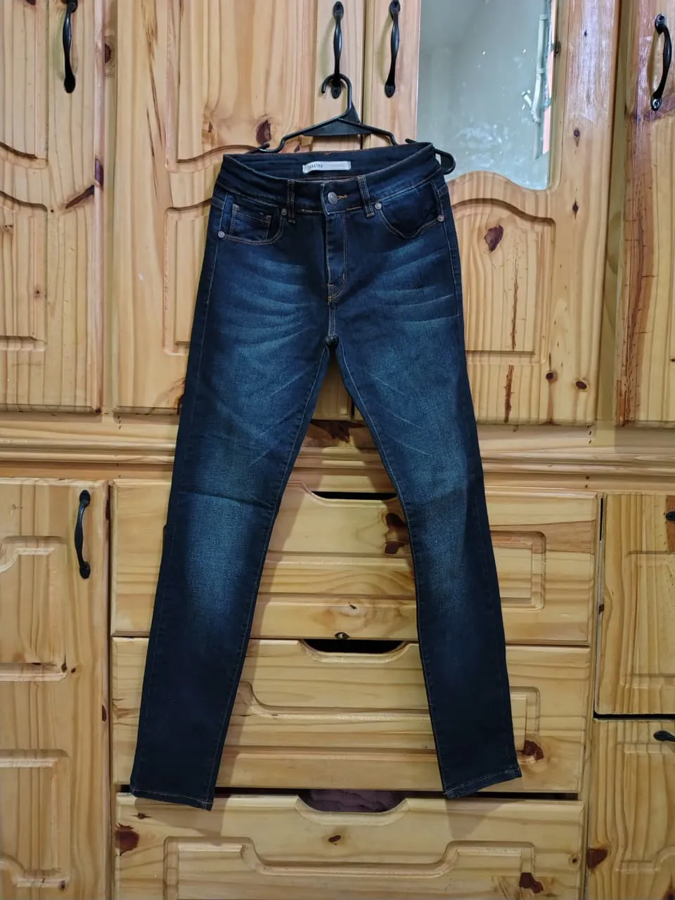 Jeans tiro alto, corte chupín, color azul oscuro. Talle 28. Elastizado. Medidas aprox. en plano: cintura 34 cm, tiro delantero 23 cm, tiro trasero 32 cm, largo 100 cm. Como nuevo.