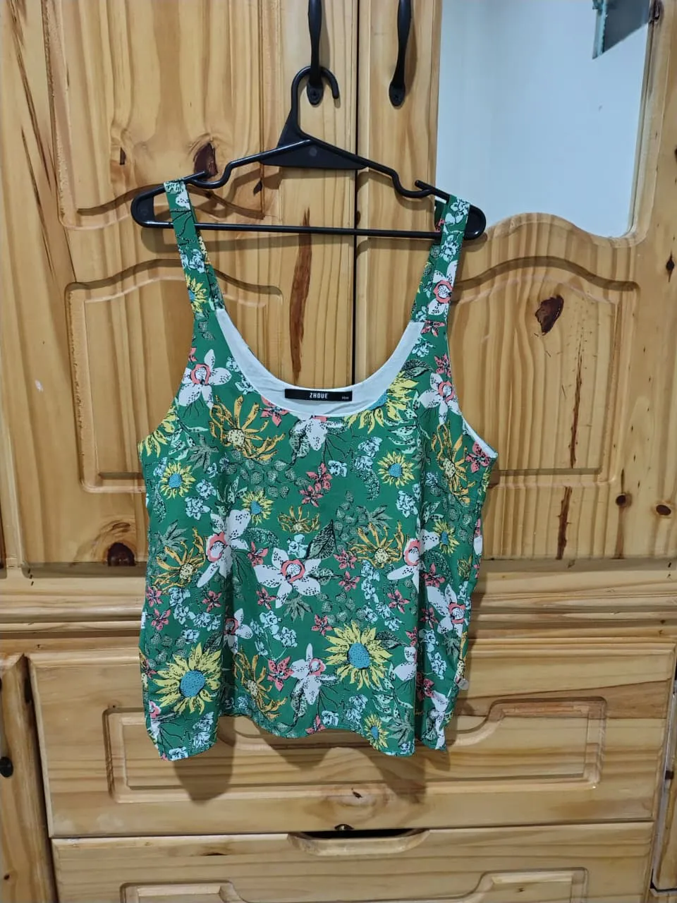 Musculosa estampada con flores en tonos verdes, amarillos, blancos y rosas. Marca Zhoue talle m/42. busto 90, cintura 68, cadera 94.