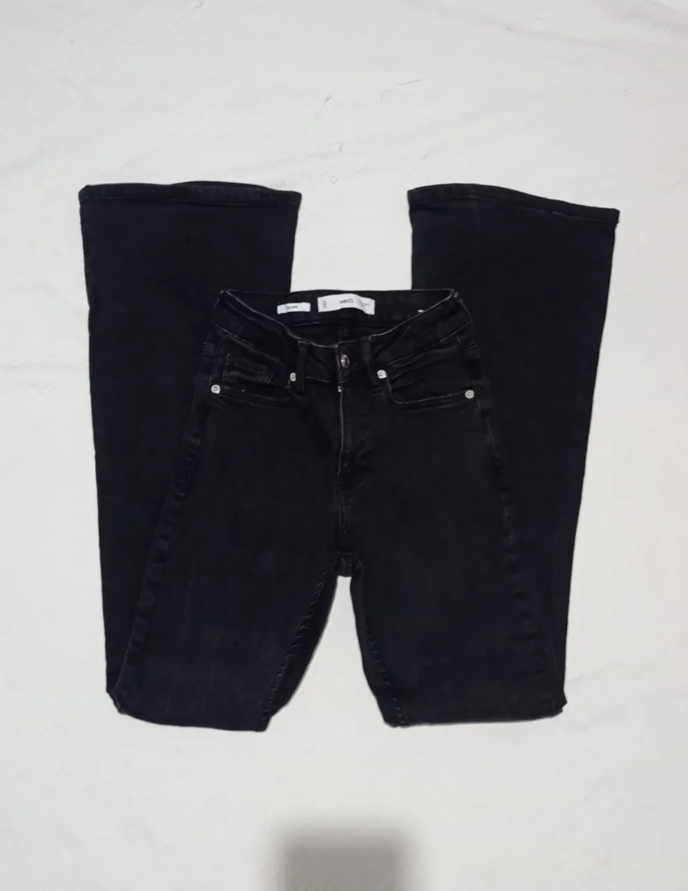 Jean marca MNG. Talle 24/34, tiro alto, elastizado, flare/oxford. Medidas aprox. en plano (igual cede, es un talle 24) cintura 30 cm, tiro delantero 23 cm, tiro trasero 34 cm, largo 103 cm.