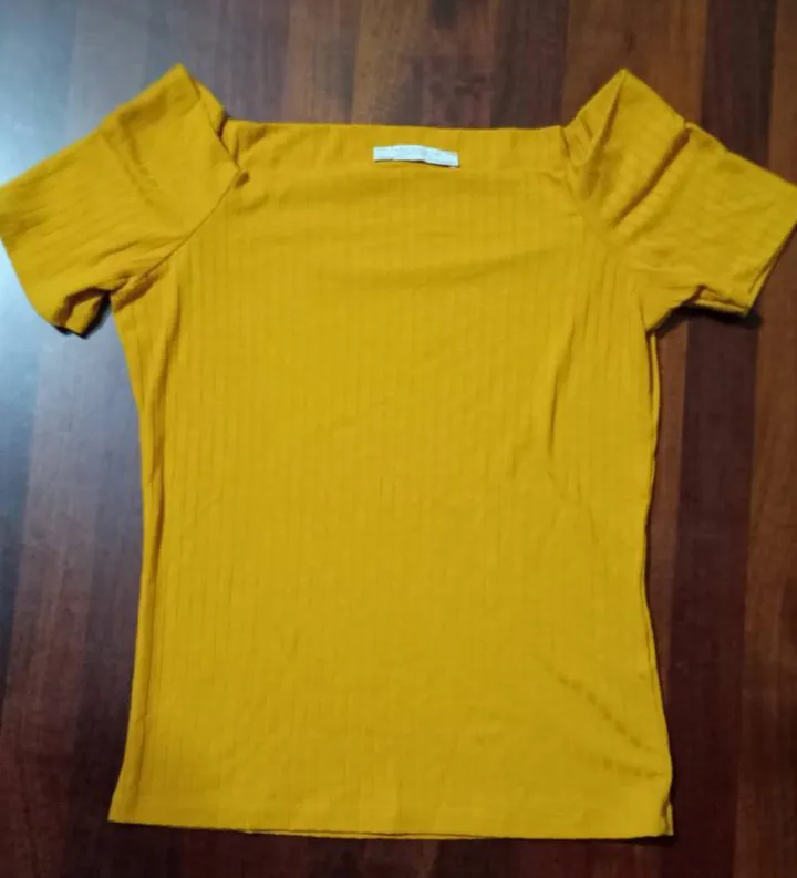 Remera amarilla/mostaza de manga corta con escote cuadrado. Marca zara. talle s. elastizada. medidas aprox. en plano: sisa 37 cm, largo 44 cm.
