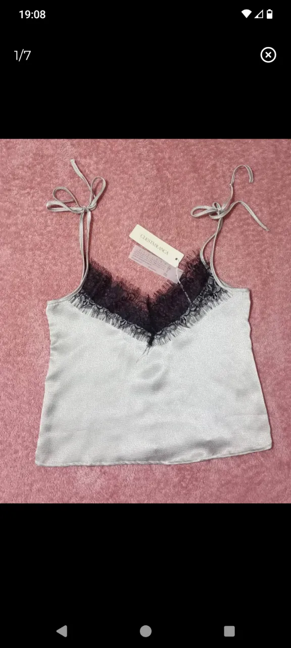 Top marca Cuesta Blanca, nuevo con etiqueta. Color gris perla con detalles de encaje negro en el escote. Breteles finos regulables con lazo.  Talle 40/m. los breteles se atan. medidas aprox. en plano: sisa 42 cm, largo sin breteles 38 cm.