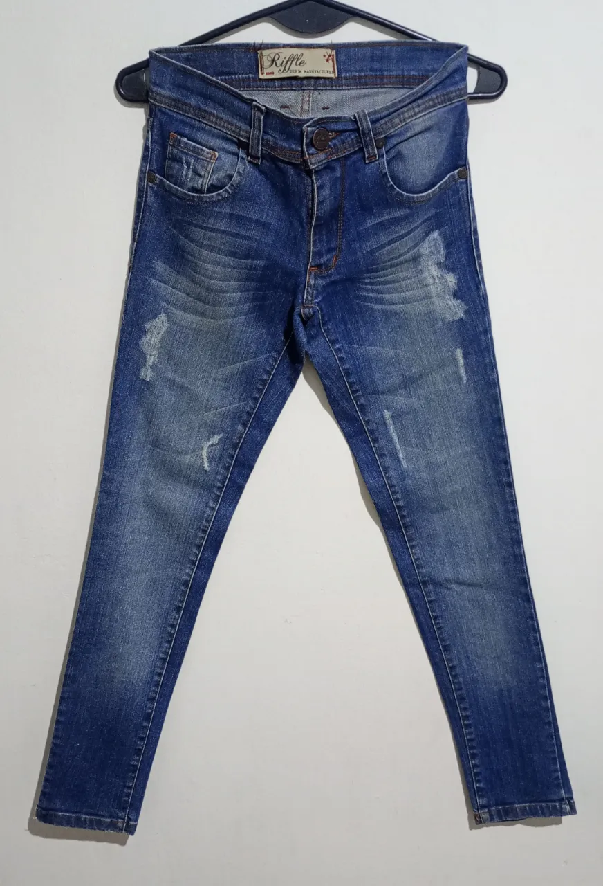 Jean marca Riffle, talle 24/34. como nuevo, elastizado, localozado con desgastes. Skinny/chupin. Medidas aproximadas tomadas en plano: cintura 33cm, cadera 40cm, tiro delantero 19 cm, tiro trasero 32 cm, largo 92.