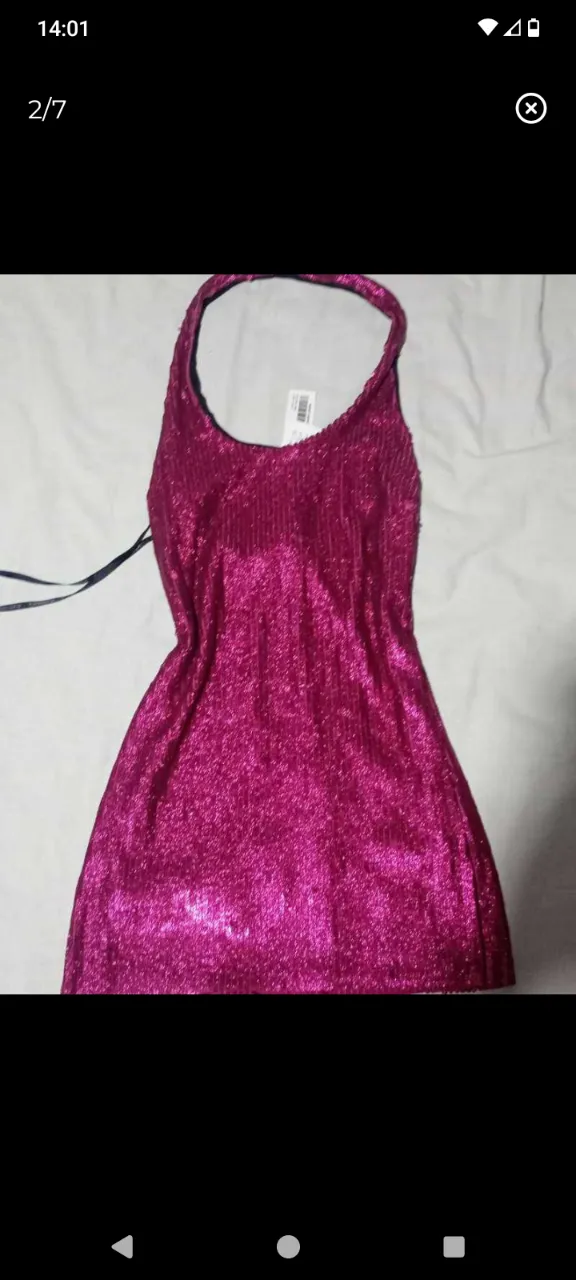 Vestido corto de lentejuelas fucsia con tiras finas y escote halter. Posee forro interior negro. Marca Kosiuko. Nuevo con etiqueta. Medidas aprox. en plano: largo desde sisa 54 cm, sisa 36 cm. Es elastizado, pero no tiene cierre para ponerselo.