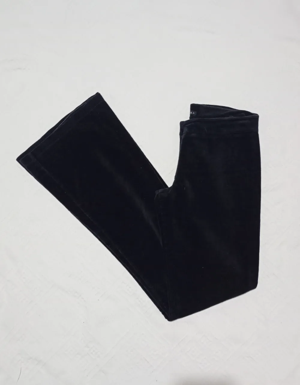 Pantalon marca Ossira, talle 22. Oxford, tiro corto. Tela tipo corderina/atercipelada, la cámara no capta bien el efecto aterciopelado. en persona es mas lindo. Medidas aprox. en plano: cintura 32 cm, cadera 42 cm, tiro delantero 18 cm, tiro trasero 26 cm.