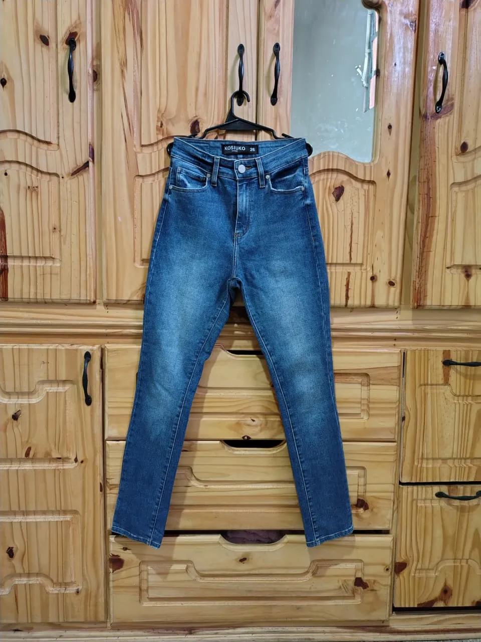 Jeans tiro alto, corte slim fit, marca Kosiuko, talle 26. elastizado. Medidas aprox. en plano: cintura 31 cm, tiro delantero 27 cm, tiro trasero 40 cm, largo 99 cm.