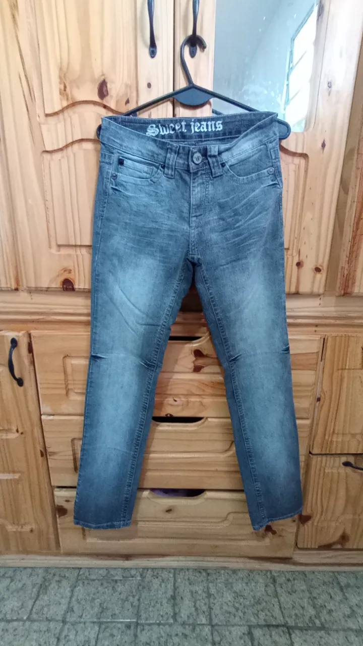 jean sweet, tiro bajo, elastizado, talle 30. recto. medidas aorox en plano: cintura 38 cm, cadera 48 cm, tiro delantero 21 cm, tiro trasero 32 cm, largo 102. 