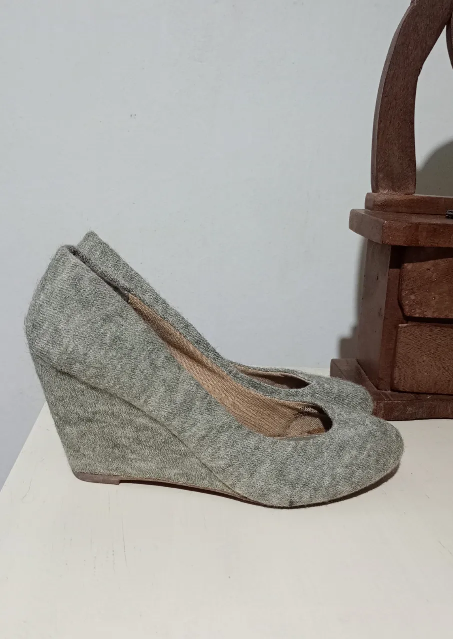 Zapatos de taco cuña grises con textura tejida. Marca Stradivarius. Talle 40. Horma fina.