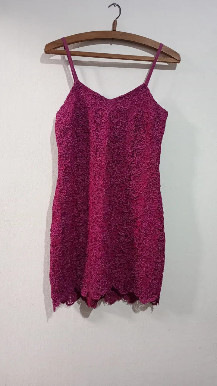 Vestido corto con tirantes finos y escote en V. Posee cierre en la espalda y terminación de encaje festoneado en el borde inferior. Forrado. Talle M. Medidas aprox. en plano: sisa 40 cm, cintura 36 cm, largo sin breteles 64.