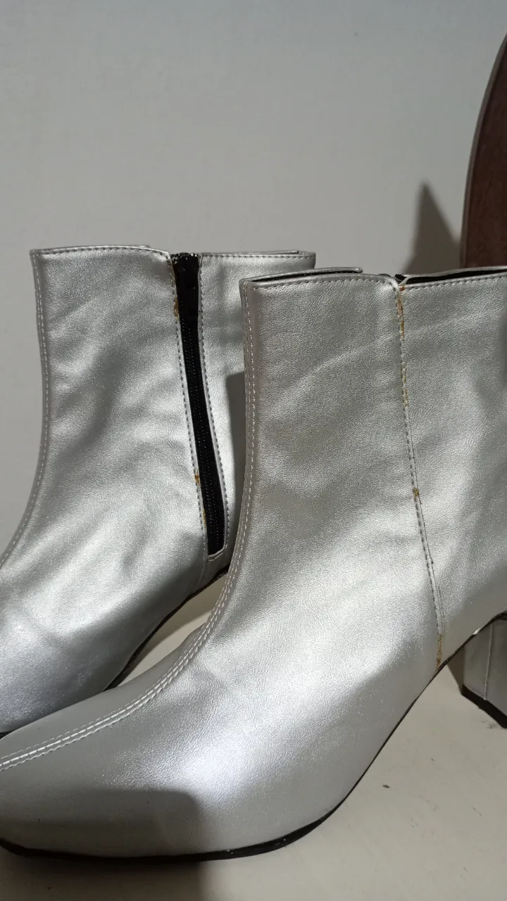 Botas A ≠ - Vista 2