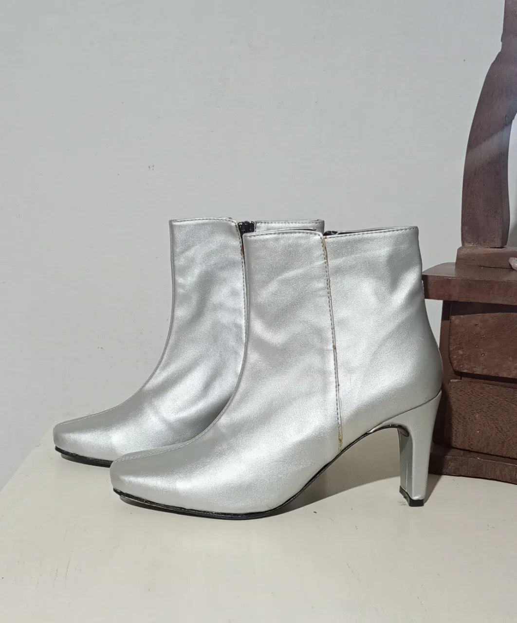 Botitas plateadas con cierre lateral y taco cuadrado. Sin uso, talle 38. Rl único detalle que tiene es de fabrica, son las marcas de pegamento, se aprecian en las fotos. Después estan impecables. Taco 8 cm.