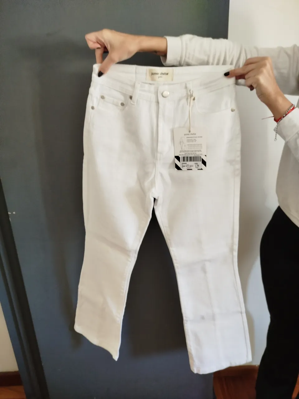 Jeans blancos Jazmín Chebar de mujer, tiro alto, corte recto. Un clásico atemporal para cualquier ocasión.