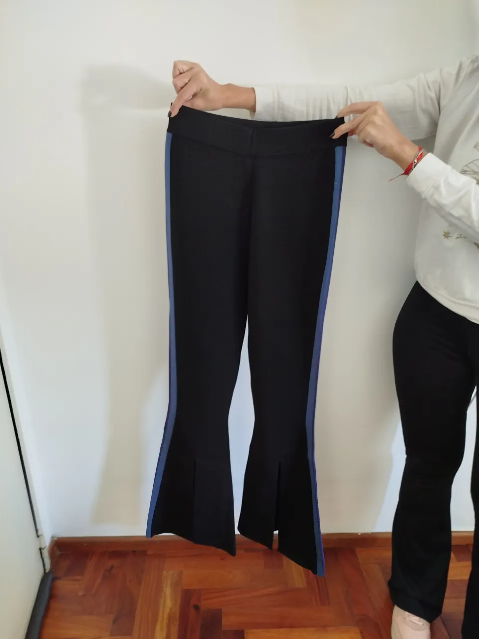 Pantalón sastrero Jazmin Chebar negro con detalle de línea azul en los laterales y corte campana. Talle 38/40.