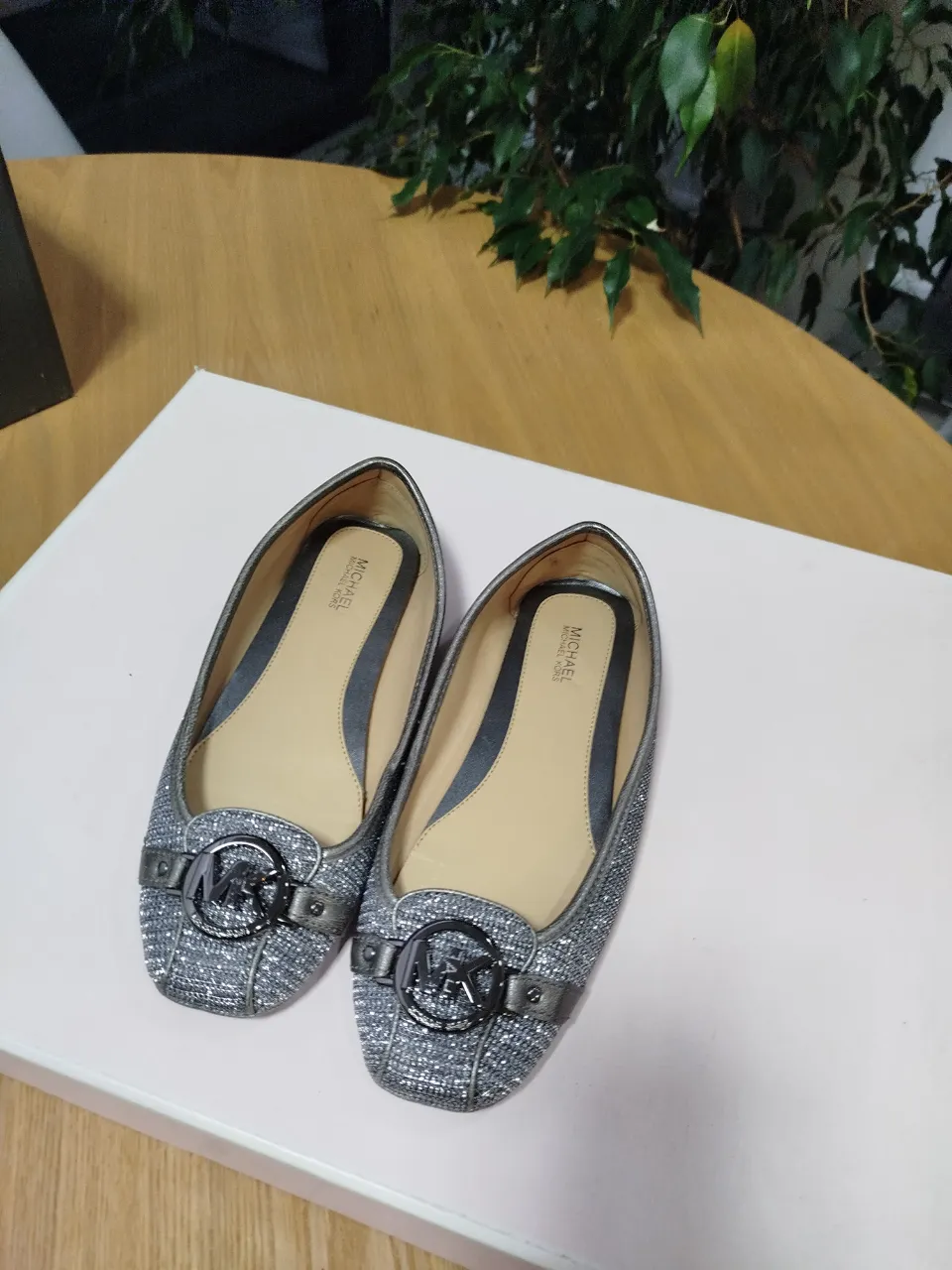 Ballerinas Michael Kors plateadas con detalle de hebilla con el logo de la marca. Ideales para un look elegante y cómodo.