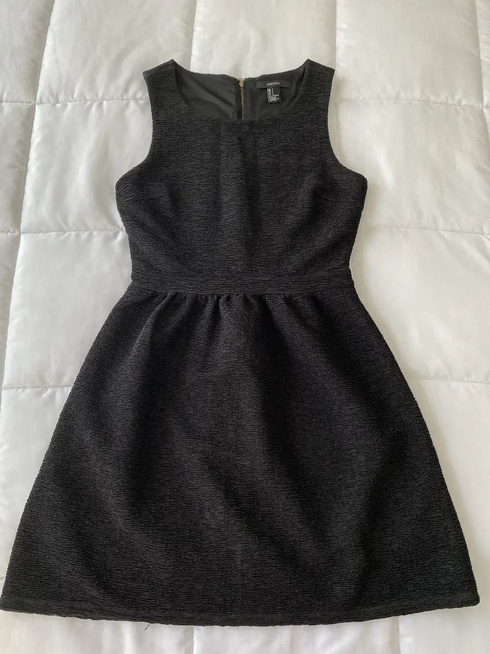 Vestido negro Forever 21, talle S, con cierre en la espalda y textura en relieve. Esta forrado. Ideal para una salida o evento formal. Tiene una sola postura, en perfecto estado. 
