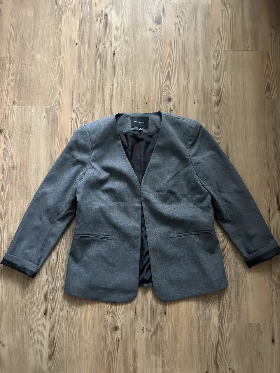 Blazer gris de mujer, de la marca Banana Republic, talle 8. Corte clásico, ideal para un look formal o de trabajo. Confeccionado en un tejido de calidad, este blazer ofrece un ajuste impecable y un estilo atemporal. Perfecto para combinar con pantalones sastreros o faldas.
