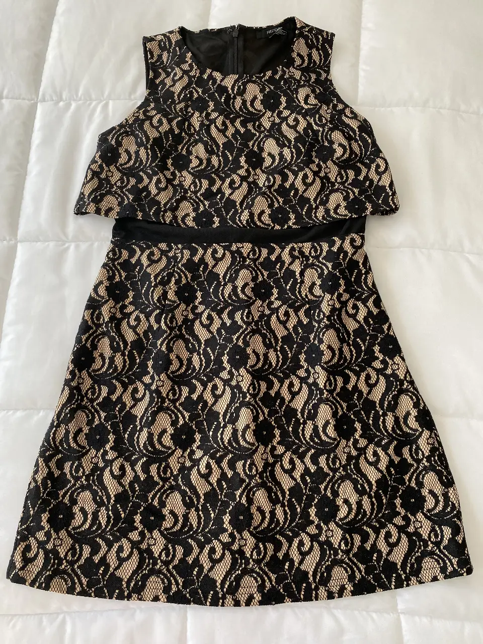 Vestido midi de encaje negro y beige de Forever 21. viene forrado con trasluz en la cintura. Ideal para fiesta o evento especial. Dice talle M pero es bastante angosto así que va mejor para un S. Tiene una sola postura. 