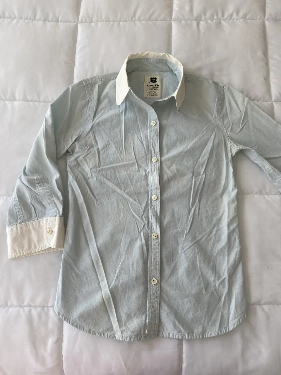 Camisa de hombre Levi's celeste con cuello y puños blancos. Manga 3/4. Ideal para un look casual y fresco.