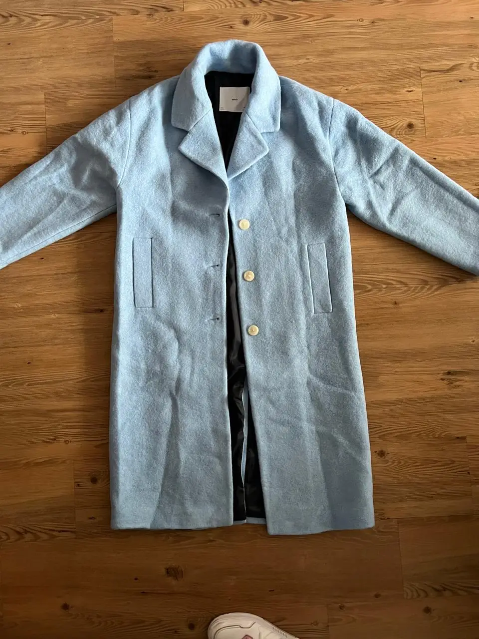Sobretodo de paño celeste, con corte clásico y elegante. Ideal para un look sofisticado y abrigado en invierno. Marca MNG, talle M. Nuevo, sin etiqueta. 