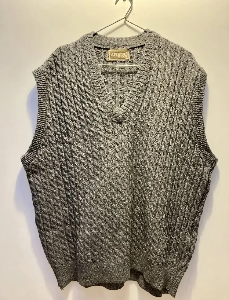Chaleco tejido en color gris, con cuello en V y diseño de trenzas. Ideal para un look casual y abrigado. El fit es oversized. 50% lana y 50% acrílico. Muy abrigado. En perfecto estado, no está enganchado. 1 solo uso.
