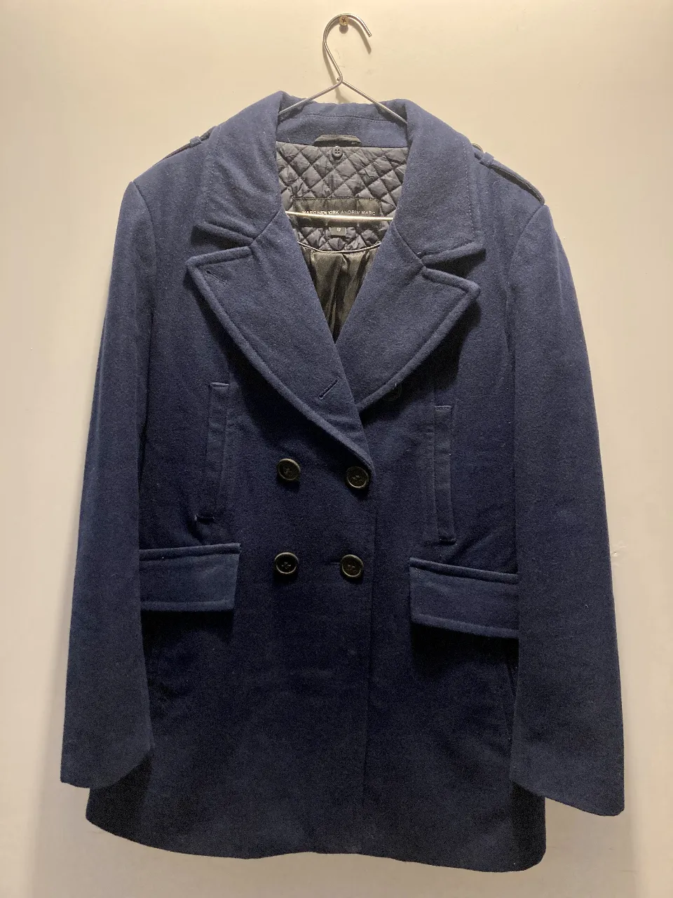 Sobretodo de paño azul marino de la marca Marc New York Andrew Marc. Con doble botonadura y 6 bolsillos funcionales. Bolsillo interno. Muy canchero. En perfecto estado. 63% lana. Talle 12 USA, equivale a un M/L de acá.