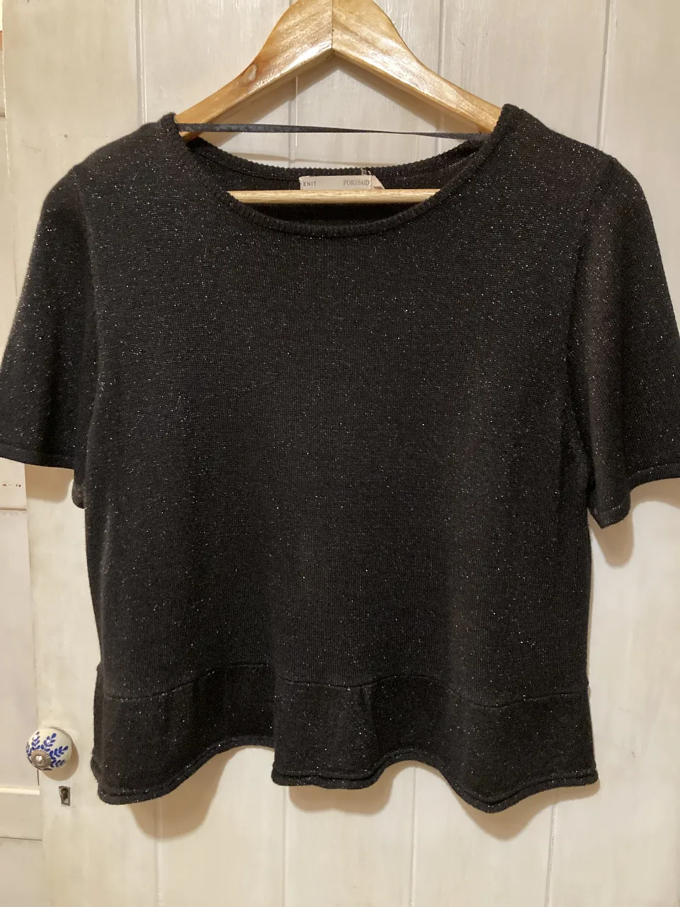 Blusa de hilo negro con brillos. Manga corta y detalle de volado en la cintura. Corte holgado. Talle 42/ S-M. En excelente estado,
como nueva. 90% viscoza y 10% fibra metálica (típo hilo de lurex) que le da el efecto brilloso.