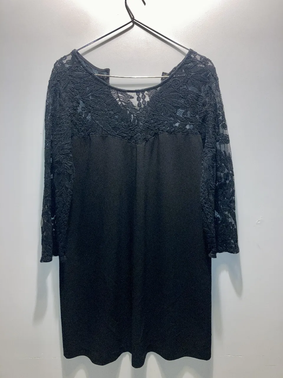 Vestido midi negro con mangas 3/4 de encaje, ideal para fiesta o salida. Marca Forever 21, talle L. Corte recto. Solo le falta un botón en la espalda. La tela es muy linda, parecida a la de los pantalones sastreros pero con más caída. Largo total (desde el hombro hasta abajo): 83cm.