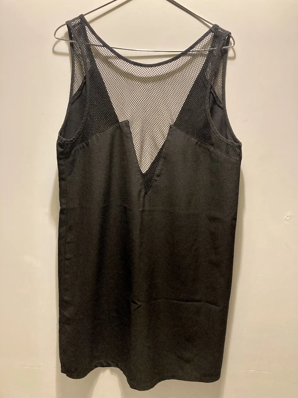 Vestido negro corto entallado con detalle de red en el escote y hombros. Espalda semi descubierta con escote en V.
La tela no es elástizada. Talle M/L.
Largo total (desde el hombro hasta abajo): 83cm.
