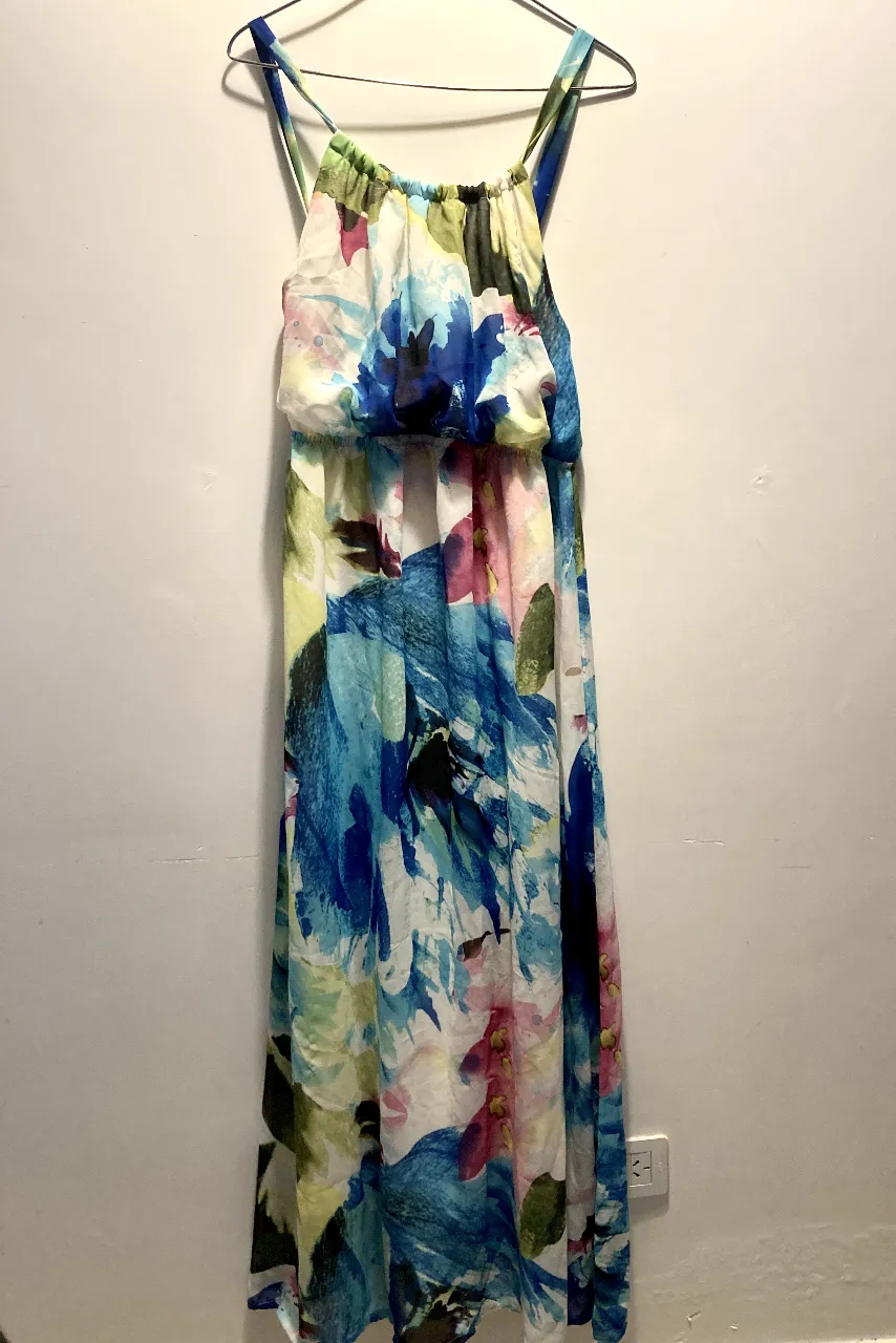 Vestido largo de mujer de gasa estampada. Frunce con elástico abajo del busto. Forrado con tela de algodón color cruda, suave al contacto con la piel. Con tirantes. Yo les hice una puntada, pero también puede atarse al cuello y queda la espalda descubierta. 1 solo uso. Largo total: 142 cm. Talle M/L