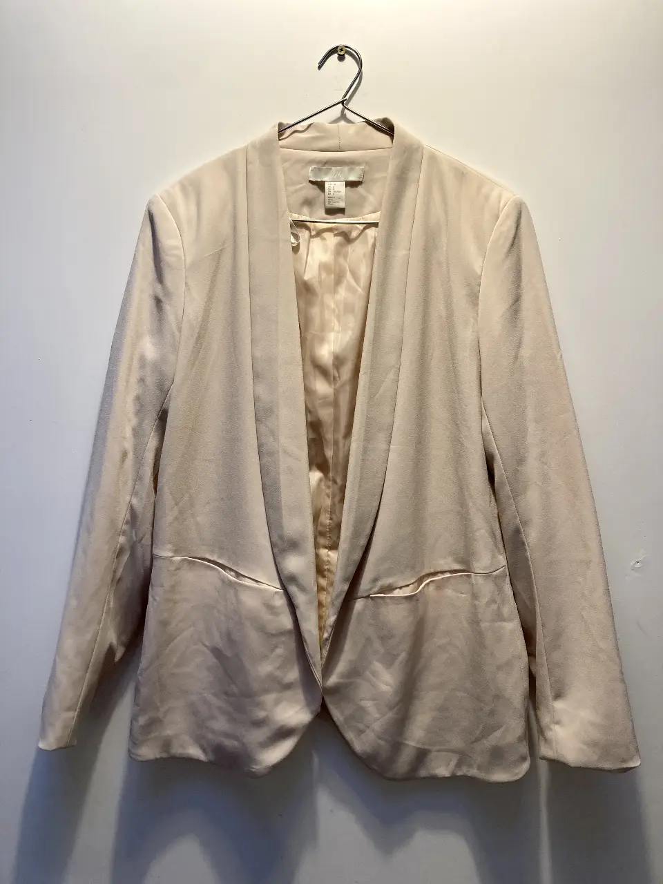 Blazer de mujer color crudo de H&M de verano/media estación. Confeccionado en poliéster y elastano, este blazer presenta un diseño elegante y versátil, ideal para complementar cualquier outfit. Cuenta con bolsillos delanteros. Corte clásico. Talle 8 USA, que equivale a un talle M de acá. Sin uso.