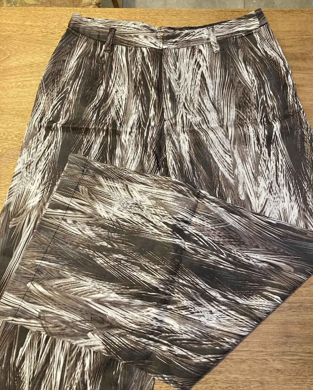 Pantalón sastrero de la marca norteamericana Free People con estampado abstracto en tonos marrones y blancos. Tiro alto, con pinzas delanteras. Oversized y ancho abajo. La tela es muy suave y pesada, con muy buena caida. Composicion de algodón. Nuevo sin uso. Talle L, equivalente a un 42/44.