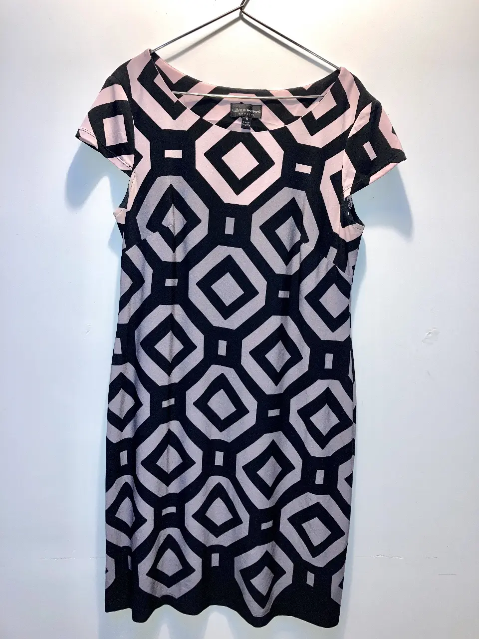 Vestido midi de mujer con estampado geométrico en tonos negro, lila y rosa. Corte recto entallado pero no ajusta. Manga corta y cuello redondo. En perfecto estado. Las axilas NO están manchadas, cómo se observa en la foto. talle 10 de USA, equivale a un M/L de acá.