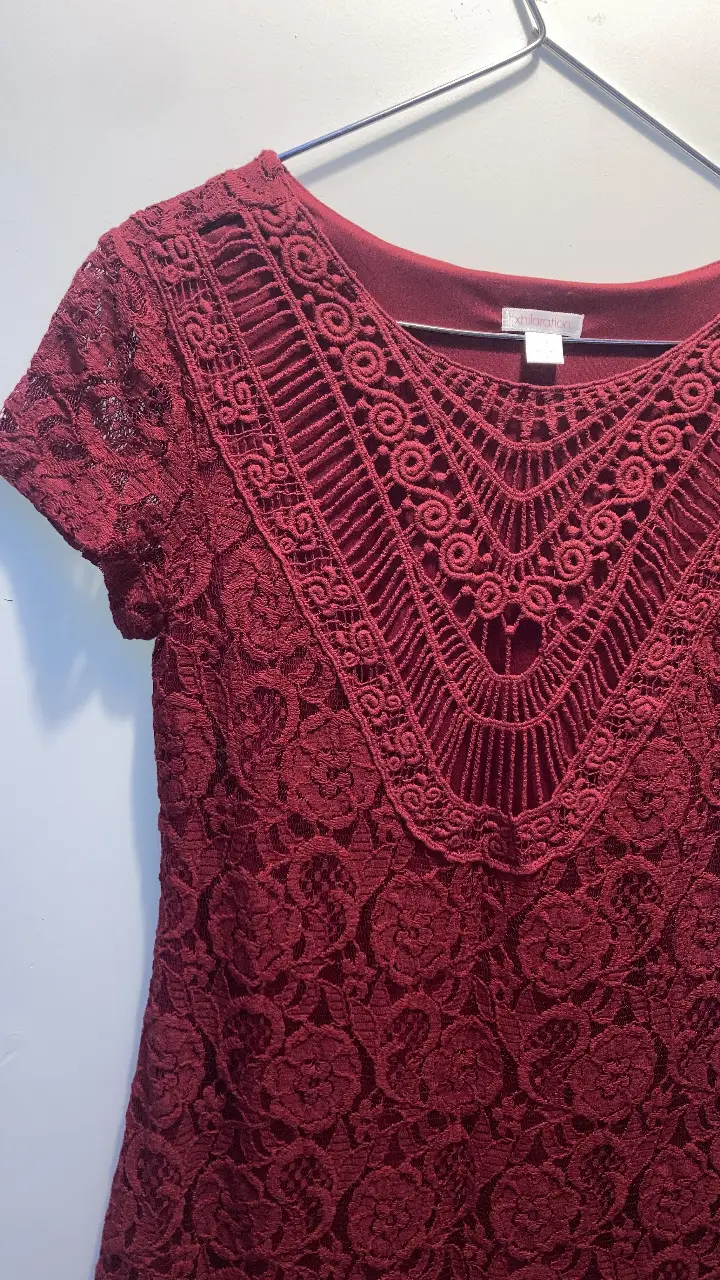 Vestido corte Jackie de encaje color rojo/bordó, con detalle en el cuello y mangas cortas. Talle S pero de EEUU por lo que equivale a un M (Yo uso talle M/L y el vestido me queda entallado pero no ajustado). El vestido marca la silueta pero no ajusta. En perfecto estado. Tiene 1 solo uso, como nuevo