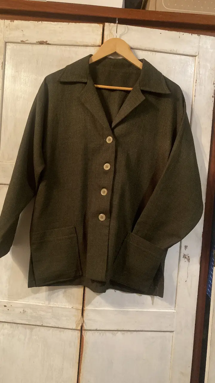 Chaqueta vintage blazer unisex, color verde oscuro, con botones y bolsillos. Talle M/L. Tiene corte recto. Hecho a medida. La tela es una especie de lino pero con composición sintética.