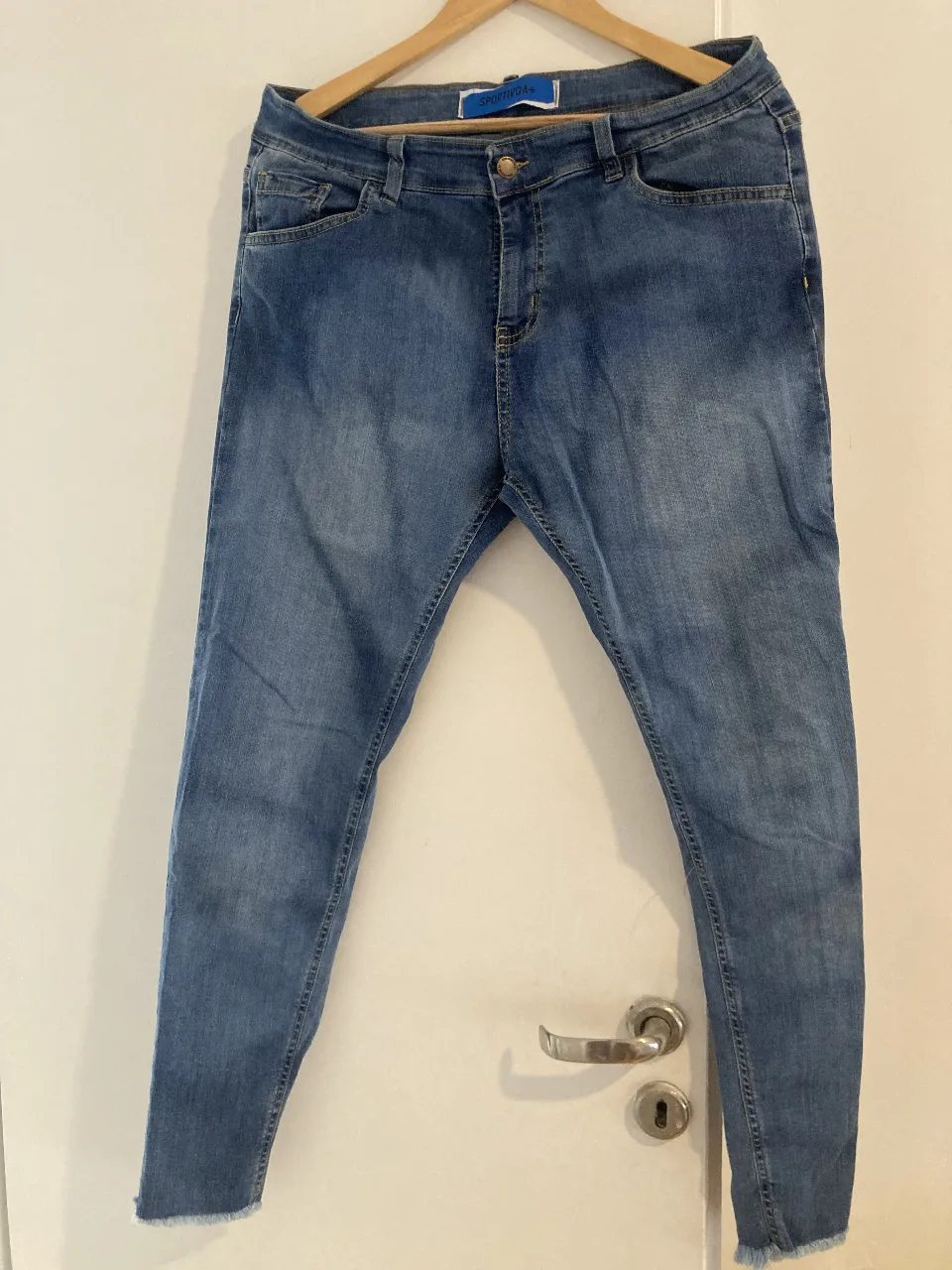 Jeans de hombre, corte elastizado. color azul, con detalles de desgaste y terminación desflecada en el bajo. Marca Sportivo A+. talle 36