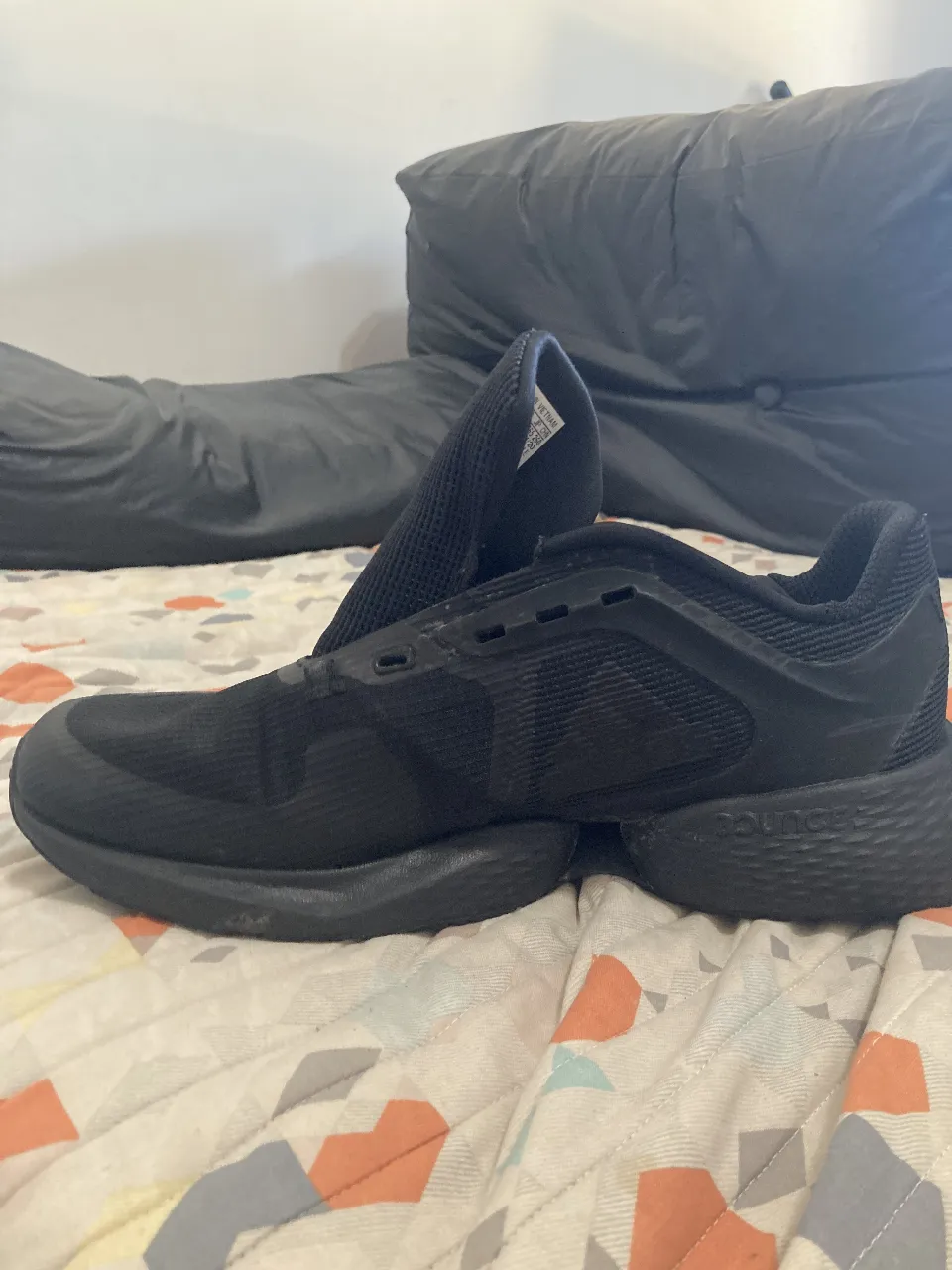 Zapatillas Adidas negras, ideales para running. Diseño moderno y cómodo. US 8.5