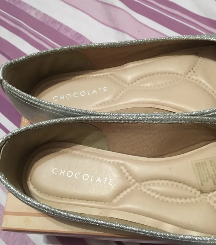 Ballerinas plateadas de la marca Chocolate, ideales para un look elegante y cómodo. Perfectas para combinar con diferentes outfits.