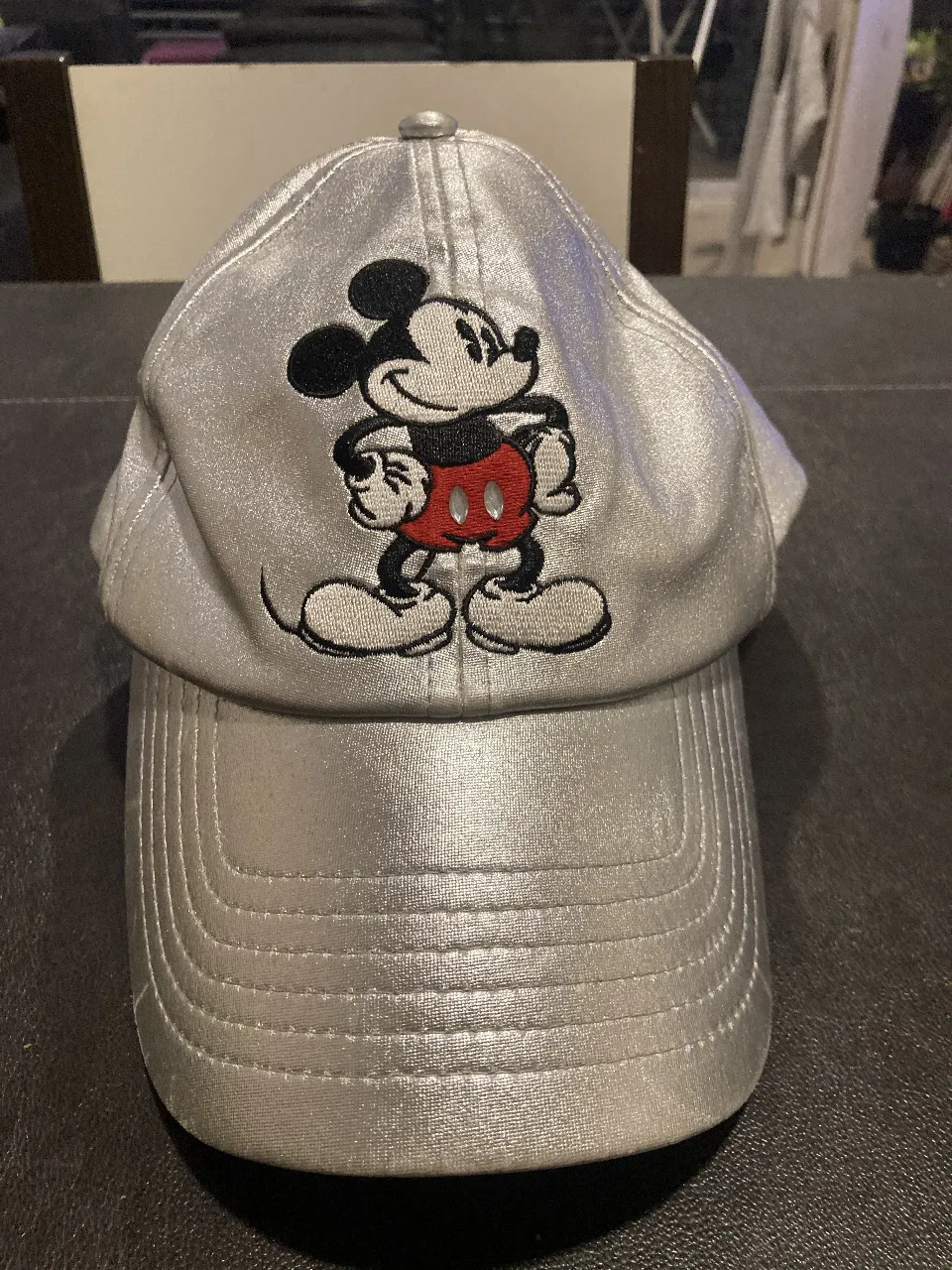 Gorra plateada de Mickey Mouse de Disney Parks, ideal para un look casual y divertido. Confeccionada en poliéster y spandex, ofrece un ajuste cómodo y un diseño icónico.