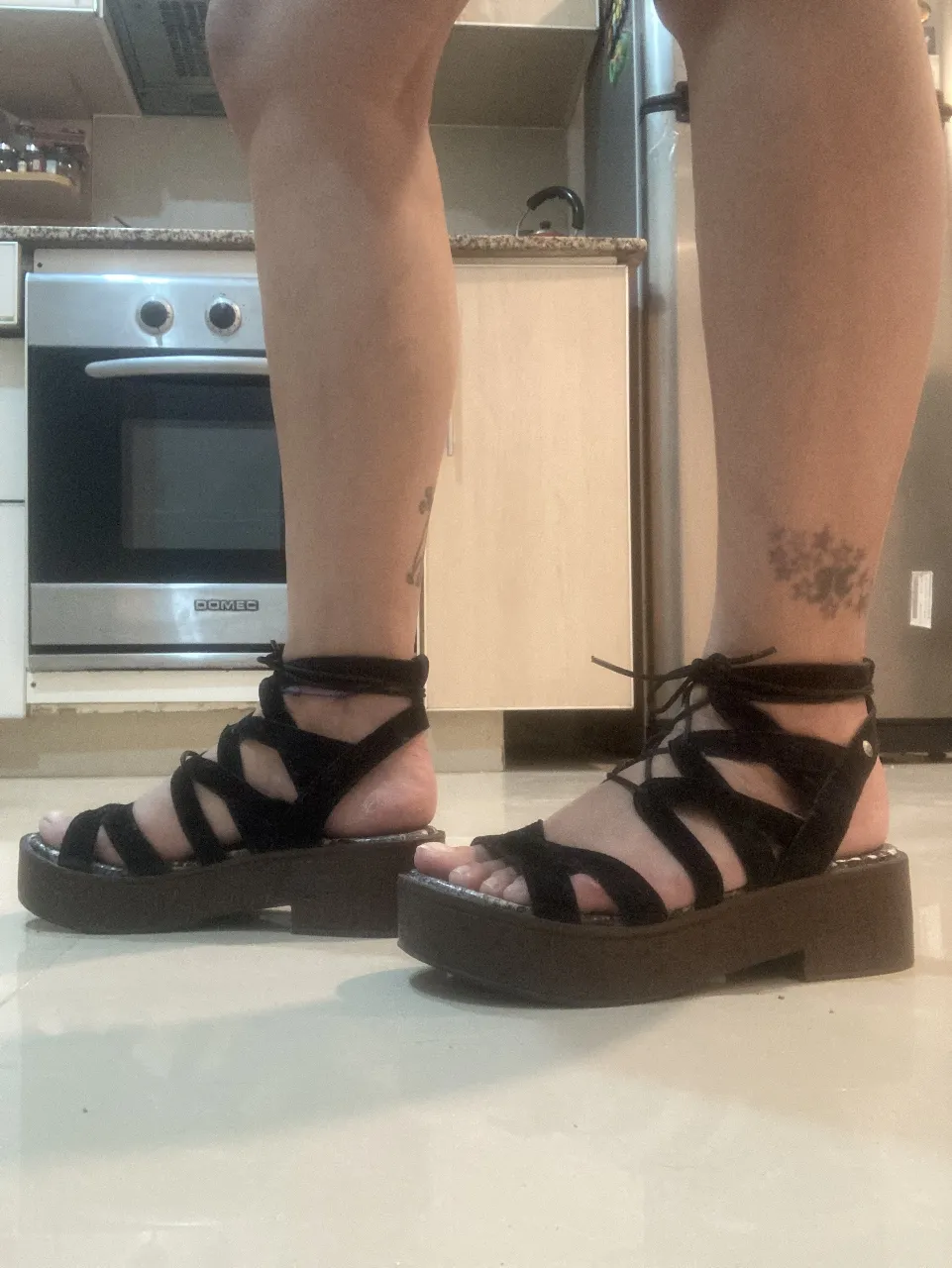 Sandalias de plataforma negras con tiras, ideales para un look moderno y cómodo. Perfectas para el verano. VIAMO