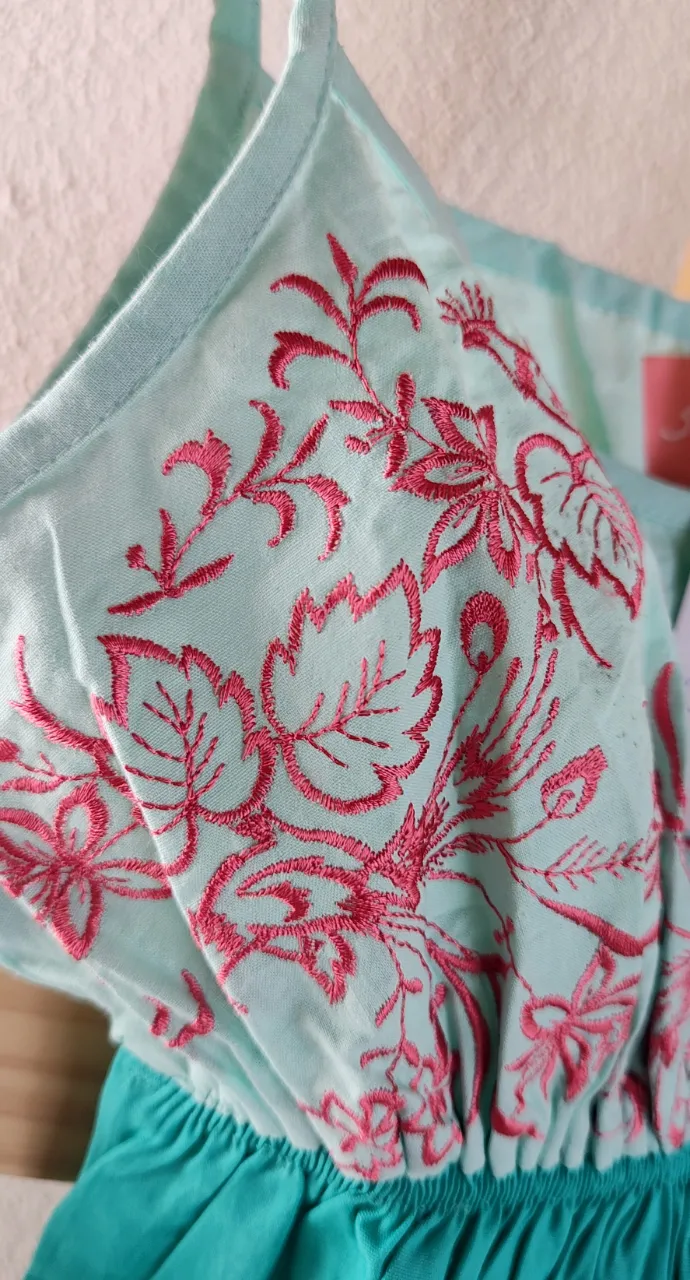 Blusa bordada, puro algodón. Súper fresca y cómoda, ideal para días de calor. Presenta una cintura elastizada y tiras ajustables. Perfecto para un look casual y chic.
Talle S