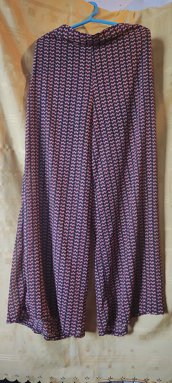 Pantalón palazzo de gasa estampada, con cintura elastizada y forro negro (tipo shorts interno). Ideal para una salida con look cómodo y canchero.