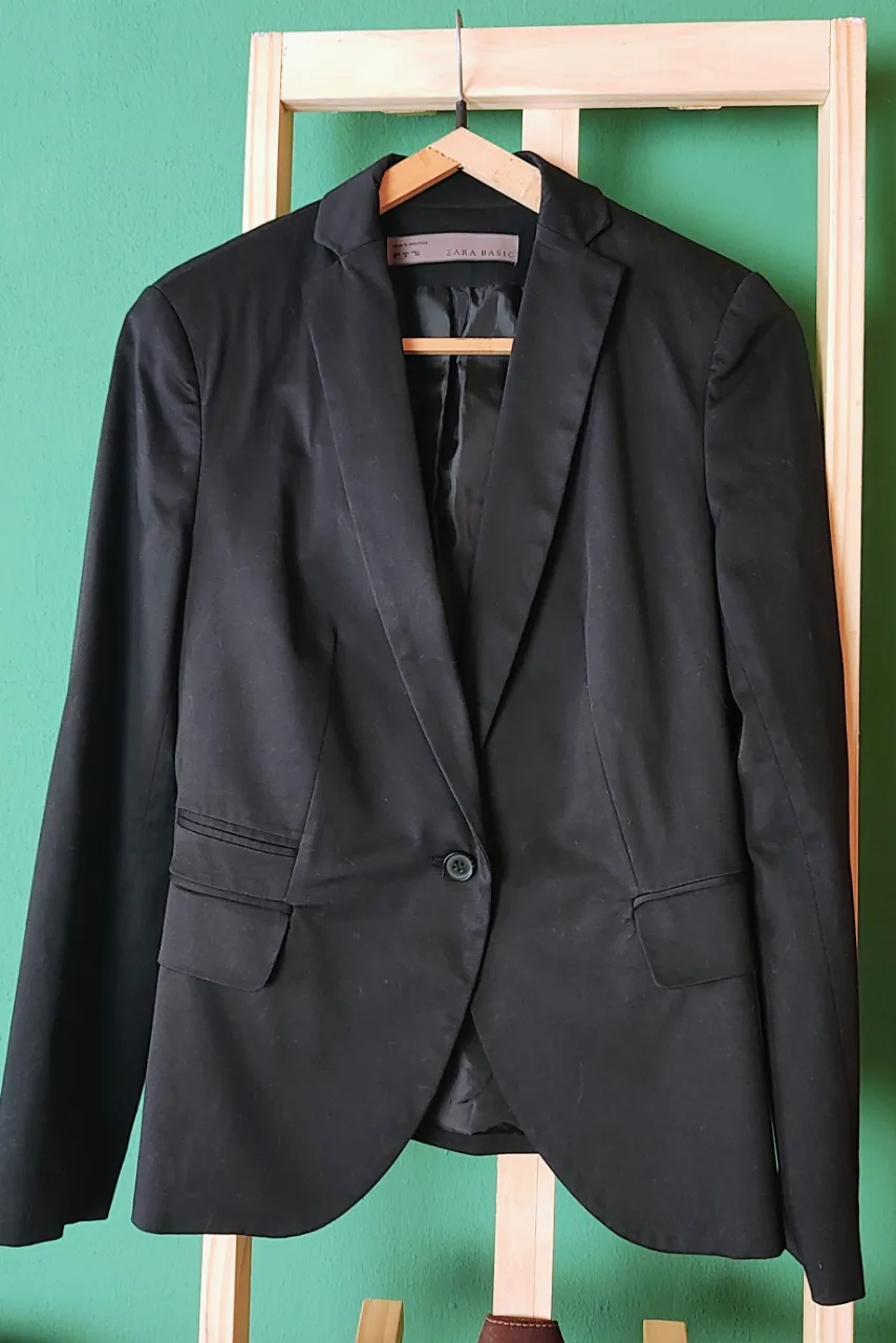 Blazer negro de Zara Basic, ideal para un look elegante y formal, es entallado y con un botón. Perfecto para la oficina o una salida.