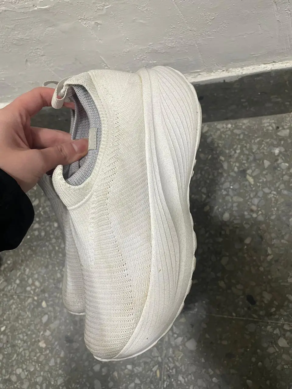 Zapatillas slip-on blancas, ideales para un look casual y cómodo. Diseño moderno y versátil, perfectas para el día a día. Necesita lavado, usada 3x. Tamanho 35 BR