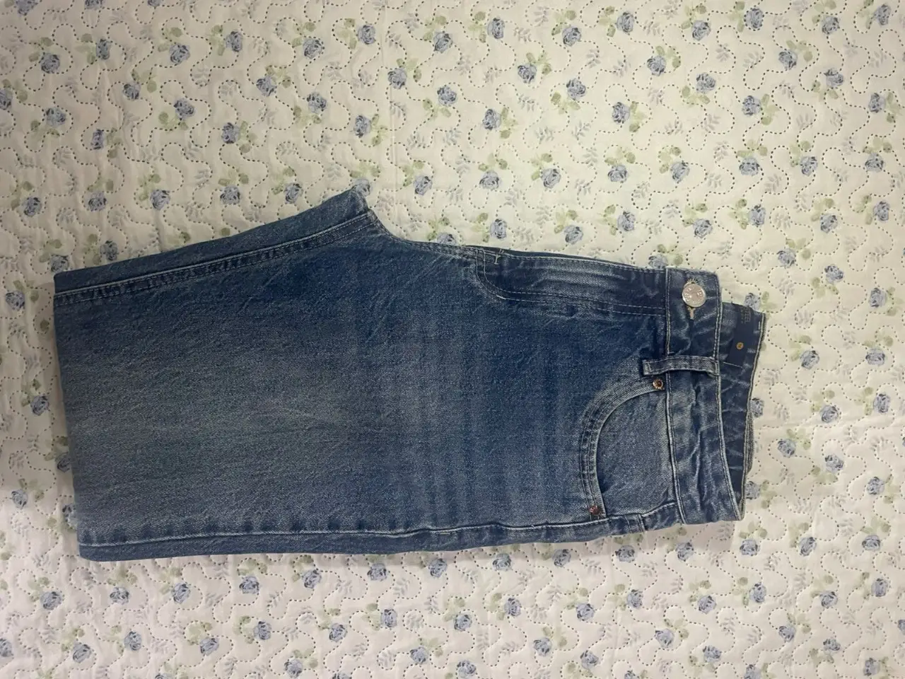 Mom jeans de denim azul, ideales para un look casual y versátil. Perfectos para combinar con cualquier outfit.