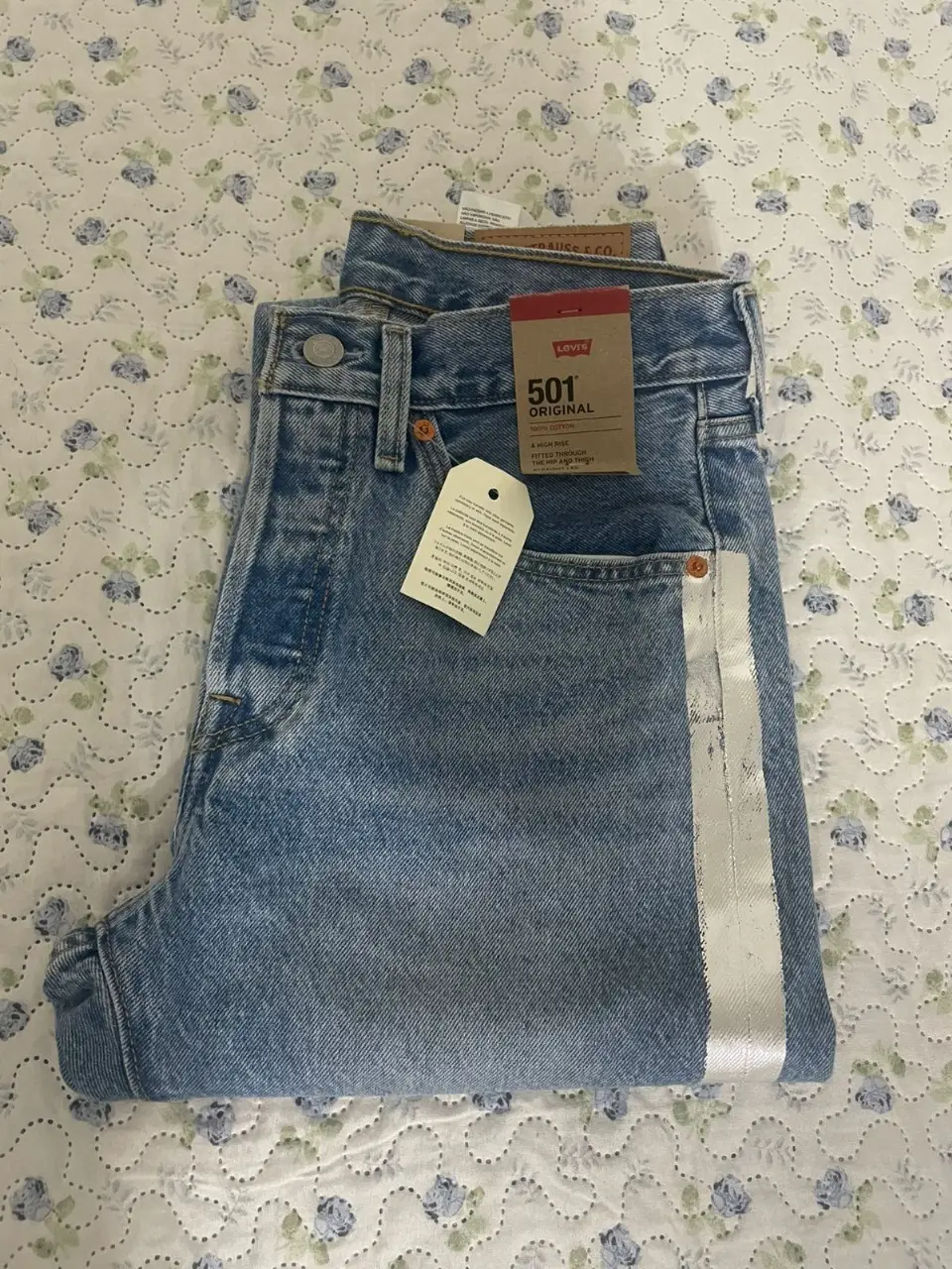 Jeans 501 Original de Levi's para mujer, con detalle de franja lateral metalica. Talle entre S y M, en la etiqueta está 26x30, corte recto y tiro medio. Un clásico de la moda.